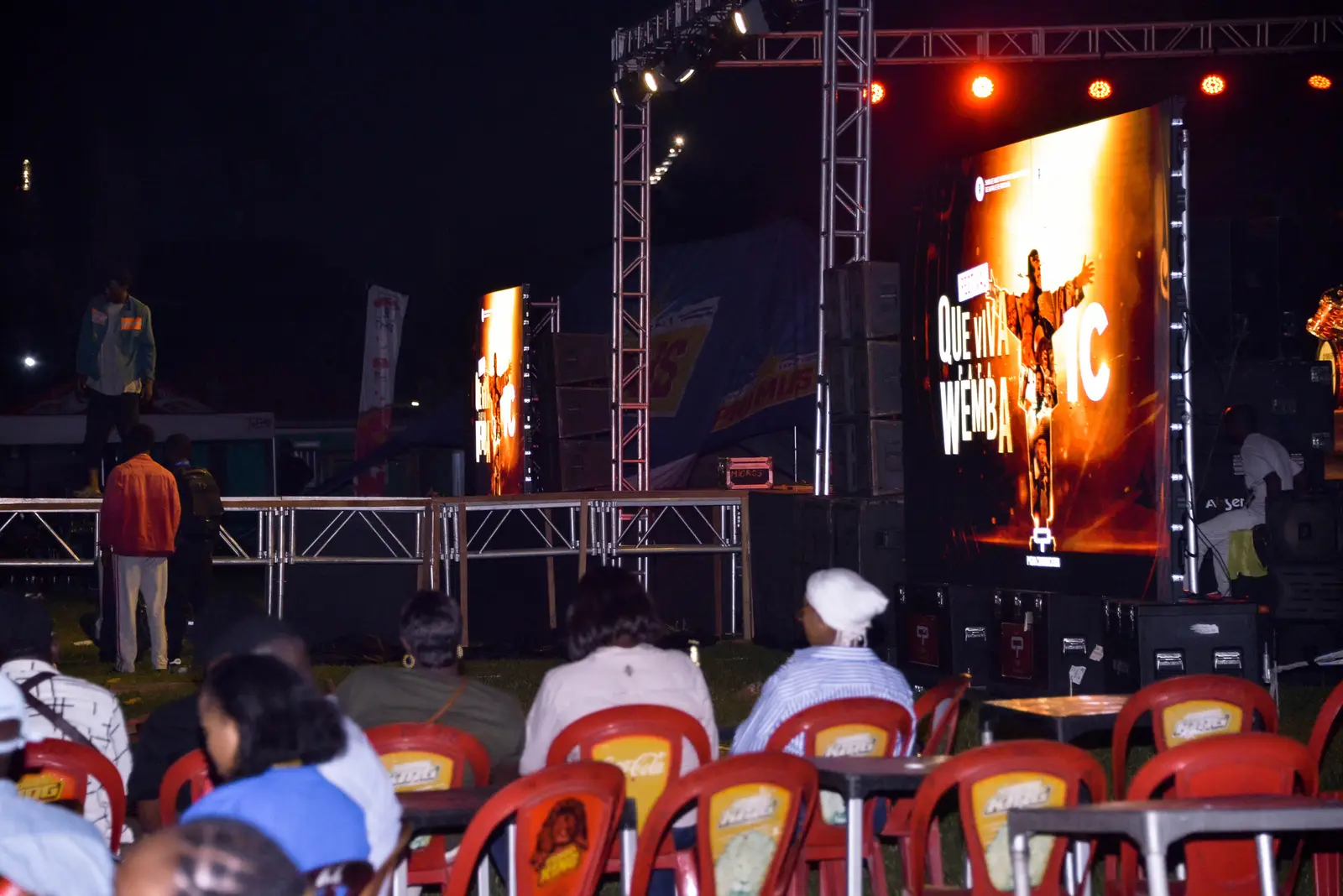 صورة · جمهور مهرجان ومسرح مضاء
